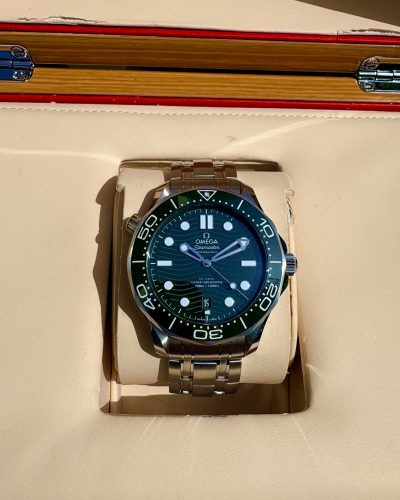 אומגה סימאסטר 300 ירוק יד שנייה שנת 2022 במצב חדש 42ממ