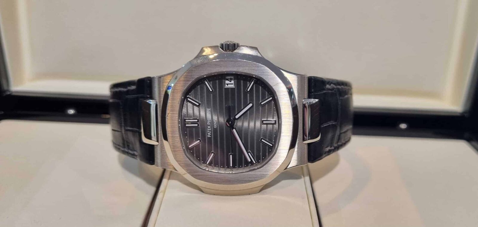 Patek Philippe Nautilus 5711G Grey Dial 18k White Gold | Gothelf A. Watches — 4