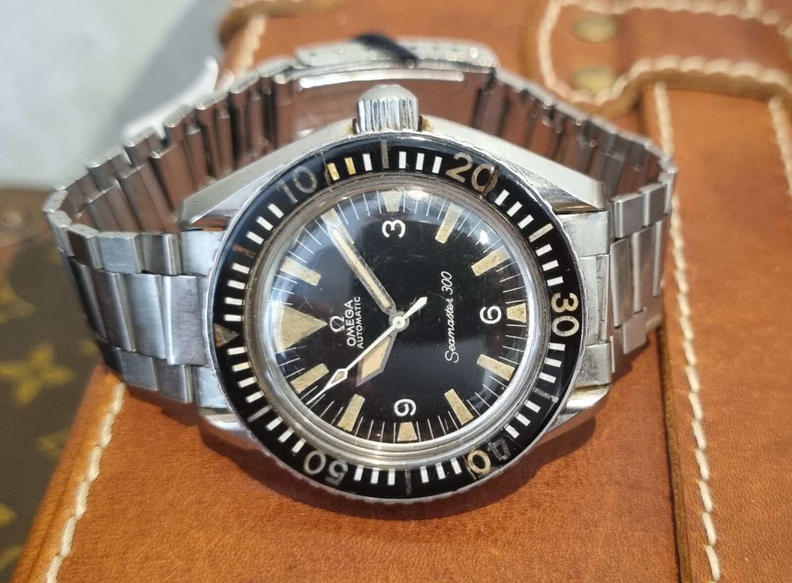 Omega Seamaster 300 Vintage Big Triangle | Gothelf A. Watches — 4